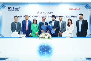 Ông Phan Việt Hải - Phó tổng Giám đốc BVBank và Ông HS Teji - Phó Chủ tịch, Giám đốc Oracle KV Nhật Bản & Châu Á - Thái Bình Dương (cầm hoa đứng giữa) ký thỏa thuận hợp tác 