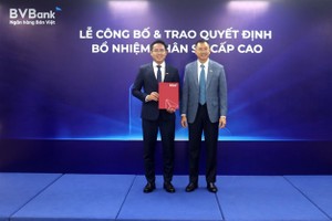 Ông Lý Hoài Văn - Tổng giám đốc BVBank (bên phải) trao Quyết định bổ nhiệm đến ông Nguyễn Đăng Di - Giám đốc Khối KHCN (bên trái)