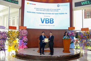 Ông Dương Nhất Nguyên - Chủ tịch HĐQT Vietbank nhận quyết định niêm yết từ ông Trịnh Sơn Hồng - Quyền Chủ tịch Sở GDCK TP.HCM