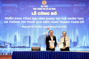 Ông Nguyễn Tiến Dũng - Phó Trưởng Thuế TP.HCM và ông Từ Tiến Phát - Tổng giám đốc ACB ký kết Biên bản ghi nhớ hợp tác