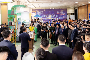Ông Phạm Đức Ấn - Thống đốc NHNN, tham quan gian trưng bày công nghệ Nam A Bank.