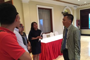 Ông Phùng Tuấn Hà trao đổi với đại diện các quỹ đầu tư