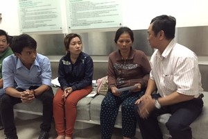 Đại diện HBC (áo trắng) thăm hỏi gia đình người gặp nạn tại bệnh viện