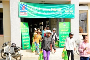 DPM tặng quà cho hơn 10 ngàn hộ gia đình khó khăn