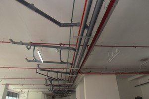 Hệ thống các đường ống thoát nước thải sinh hoạt và chất thải được bố trí dưới sàn lầu 2 làm che khuất các đầu phun nước báo cháy, gây mất mỹ quan và an toàn PCCC ở trần lầu 1, cũng là tầng để xe