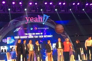 Đại diện Springme tham gia sự kiện của Yeah 1 tổ chức (nữ áo đen thứ hai từ phải qua).