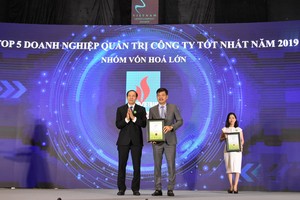 Ông Lê Cự Tân - Tổng giám đốc, đại diện DPM nhận giải thưởng top 5 Doanh nghiệp quản trị Công ty tốt nhất năm 2019