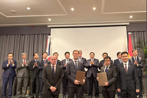 Lãnh đạo BCG Energy (bên phải) trong lễ ký kết với Siemens Gamesa Renewable Energy có sự chứng kiến của Thủ tướng Chính phủ Việt Nam và các đại biểu.