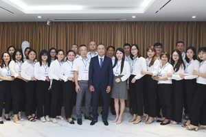 Ông Phạm Huy Thành – Chủ tịch HĐQT Công ty cổ phần Tập đoàn MBG và đội ngũ cán bộ nhân viên.