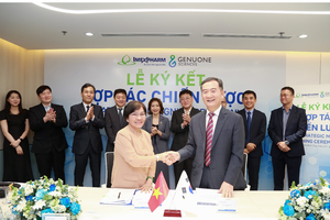 Bà Trần Thị Đào, Tổng giám đốc IMP và ông Samsoo Lee, Giám đốc điều hành của Genuone Sciences Inc.