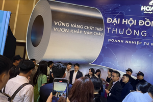 Cổ đông, nhà đầu tư chụp ảnh kỷ niệm cùng Chủ tịch Tập đoàn Hòa Phát Trần Đình Long