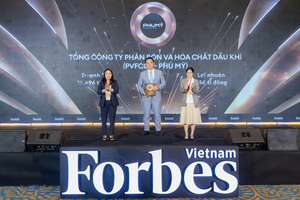 Ông Nguyễn Xuân Hòa – Chủ tịch HĐQT Phú Mỹ - PVFCCo nhận Danh hiệu Top 50 công ty niêm yết tốt nhất Việt Nam 2025.