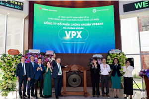 Tổng Giám đốc VPBankS Vũ Hữu Điền tiến hành nghi thức đánh cồng khai trương phiên giao dịch đầu tiên của VPX trên HoSE