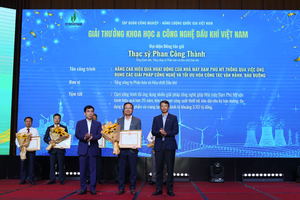 Tổng giám đốc PVFCCo -Phú Mỹ ông Phan Công Thành đại diện đồng tác giả nhận giải