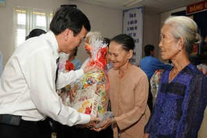 Theo đó, người lao động từ đủ 50 tuổi trở lên khi nghỉ việc và có đủ 20 năm đóng BHXH trở lên mà trong đó có đủ 15 năm làm công việc khai thác than trong hầm lò được hưởng lương hưu. Công việc khai thác than trong hầm lò do Bộ trưởng Bộ Lao động - Thương 