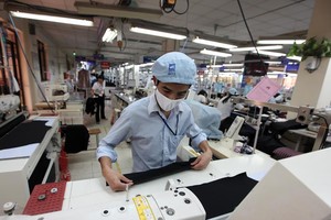 Việc nhập khẩu nguyên liệu quá lớn đang đe dọa làm mất cơ hội giảm thuế quan đối hàng dệt may xuất sang các nước TPP. Ảnh: Đ.T