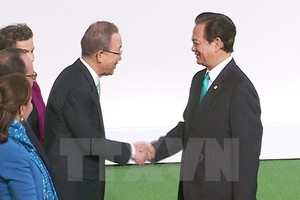 Tổng Thư ký Liên hợp quốc Ban Ki Moon đón Thủ tướng Nguyễn Tấn Dũng. (Ảnh: Vietnam+)