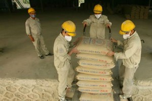 Xuất khẩu xi măng 2015 khó cán đích 20 triệu tấn