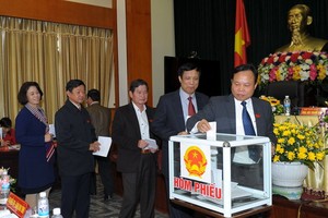 Các Đại Biểu HĐND Tỉnh Hải Dương bỏ phiếu bầu cử các chức danh thuộc thẩm quyền