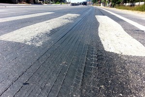 Nắng nóng làm chảy nhựa đường quốc lộ 1A đoạn Nghi Lộc, Nghệ An (Ảnh: Vietnamnet)