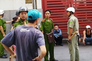 Công an trấn áp nhóm bảo vệ tấn công người dân tại chung cư 4S Riverside	- Ảnh: C.T.V