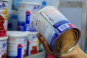 8 doanh nghiệp sữa vẫn được công nhận cách kê khai mã số mặt hàng chất béo khan từ sữa/bơ mà không bị truy thu thuế. Ảnh: H.H.