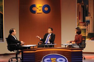 Ông Đinh Xuân Hồng, Giám đốc điều hành Công ty Luật TNHH Luật sư Riêng (ngồi giữa) làm CEO giải quyết tình huống tuần này