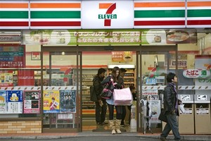 7-Eleven là chuỗi cửa hàng tiện lợi nổi tiếng bậc nhất thế giới với khoảng 38.000 cửa hàng ở bên ngoài Nhật Bản.
