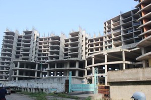 Dự án Kenton Residences (quận 7, TP.HCM ) đã phải dừng thi công từ năm 2008 vì thiếu vốn. Ảnh: G.H