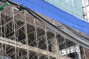 UBND quận Ba Đình đang áp dụng biện pháp cưỡng chế phần vi phạm xây dựng tại tòa nhà 8B Lê Trực.