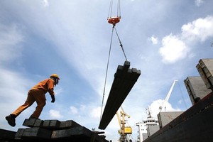 4 doanh nghiệp lớn trong ngành thép đang đòi tăng thuế nhập khẩu phôi thép và thép dài. Ảnh: Đức Thanh