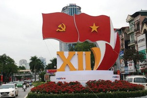 Người dân theo dõi diễn biến của Đại hội XII với hy vọng về một tương lai tươi sáng hơn của dân tộc trên con đường chấn hưng kinh tế và hội nhập có hiệu quả