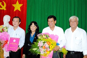 Ông Phan Văn Nhiều (ngoài cùng bên trái)