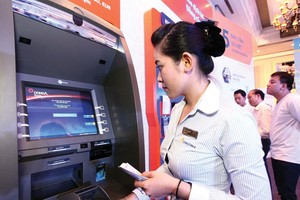 DongA Bank đã đưa vào sử dụng 250 máy ATM thế hệ mới với nhiều tính năng ưu việt. Ảnh: Lê Toàn