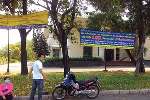 Công ty May T.N cắt cử người ra tận đường tuyển lao động. Ảnh: G.H