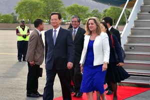 Đại diện Bộ Ngoại giao Hoa Kỳ đón Thủ tướng Nguyễn Tấn Dũng tại sân bay quốc tế Palm Spring ngày 15/2. Ảnh: VGP/Nhật Bắc