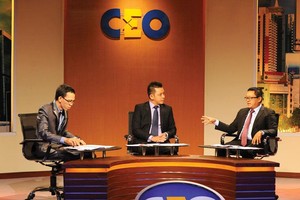 ông Huỳnh Trọng Thận, Tổng giám đốc Công ty cổ phần Smilescard (ngồi giữa) là CEO trong chương trình kỳ này