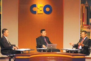 Ông Lê Xuân Hữu, Chủ tịch HĐQT Công ty TNHH Dịch vụ Hàng Hóa Con Thoi (ngồi giữa) làm CEO trong tình huống này