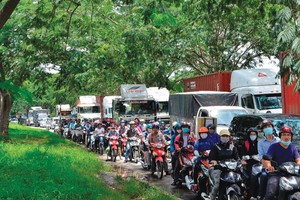 Hàng loạt dự án bất động sản được xây dựng đã khiến khu vực phía Nam TP.HCM trong tình trạng quá tải về giao thông