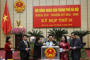 Các đại biểu bỏ phiếu bầu chức danh Phó Chủ tịch HĐND TP