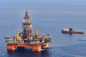 Giàn khoan Hải Dương 981 khi đang hoạt động trái phép, nằm sâu trong vùng đặc quyền kinh tế của Việt Nam năm 2014. Ảnh: Xinhua