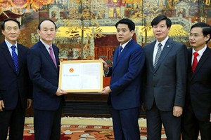 Chủ tịch UBND TP Nguyễn Đức Chung trao giấy chứng nhận đăng ký đầu tư cho Tổng giám đốc Tổ hợp Samsung Việt Nam