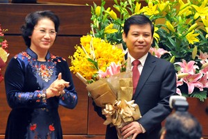 Chủ tịch Quốc hội Nguyễn Thị Kim Ngân chúc mừng đồng chí Lê Minh Trí. Ảnh VGP/Nhật Bắc