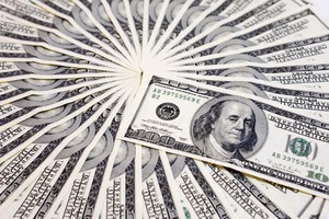 Tỷ giá trung tâm ngày 11/4 giảm nhẹ, giá vàng nhảy vọt