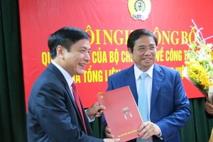 Đồng chí Phạm Minh Chính trao Quyết định cho đồng chí Bùi Văn Cường.