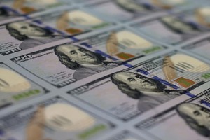 Tỷ giá trung tâm ngày 12/4 giảm mạnh 12 đồng/USD, vàng tiếp tục tăng giá