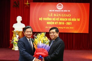 Nguyên Bộ trưởng Bùi Quang Vinh tin tưởng rằng tân Bộ trưởng Nguyễn Chí Dũng sẽ tiếp tục chèo lái "con thuyền" Bộ Kế hoạch và Đầu tư đạt được nhiều thành tựu trong công cuộc đổi mới và phát triển đất nước