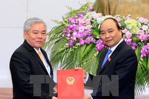 Thủ tướng Nguyễn Xuân Phúc trao quyết định của Chủ tịch nước bổ nhiệm thành viên Chính phủ cho ông Phan Văn Sáu, Ủy viên Trung ương Đảng, Tổng Thanh tra Chính phủ vào ngày 12/4. (Ảnh: Thống Nhất/TTXVN)