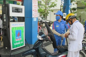 Người dân còn chưa "mặn mà" với xăng sinh học E5. (Ảnh minh họa: KT)