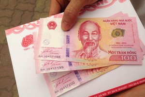 Tiền lưu niệm 100 đồng đang được nhiều người rao bán với mức chênh lệch cao hơn 3 - 4 lần giá quy định của NHNN